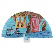 Porta, finestra e bicicletta blu del ventilatore dell'annata